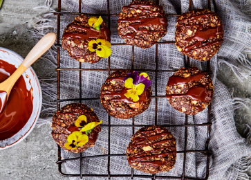 Manteiga de amendoim não assada e biscoitos de aveia com chocolate